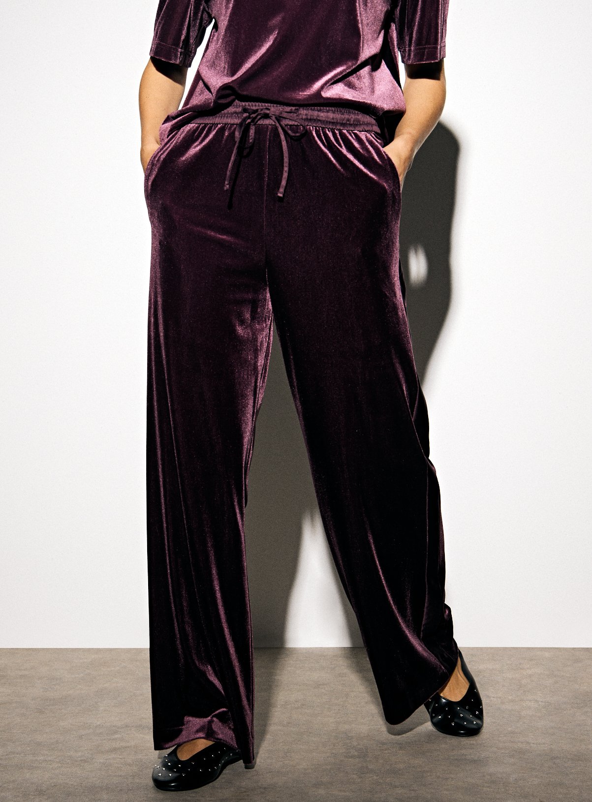 Burgundy Side Panel Velvet Co-ord Wide Leg Trousers  8R - Image 2 thumbnail